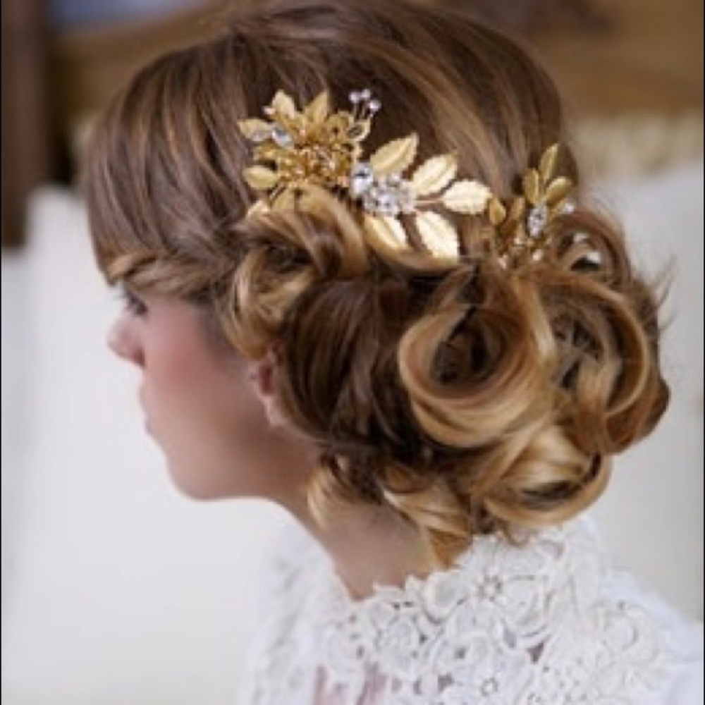 Bridal Comb and Pin Set.